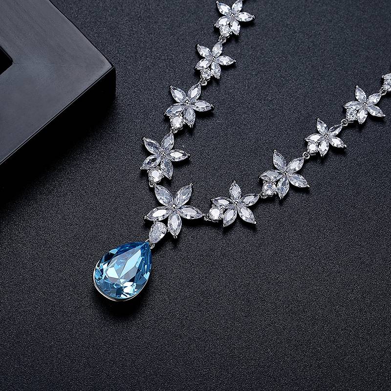 New Luxury Elegant Ladies Droplet Pendant Necklace Trend Girls Shining Flower Chain Necklaces High Quality Woman Wedding Jewelry