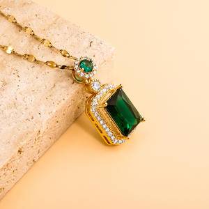 2022 New Womens Vintage Square Emerald Pendant Necklaces Iced Out Cubic Zirconia Fashion Premium Luxury Necklace Jewelry Gifts