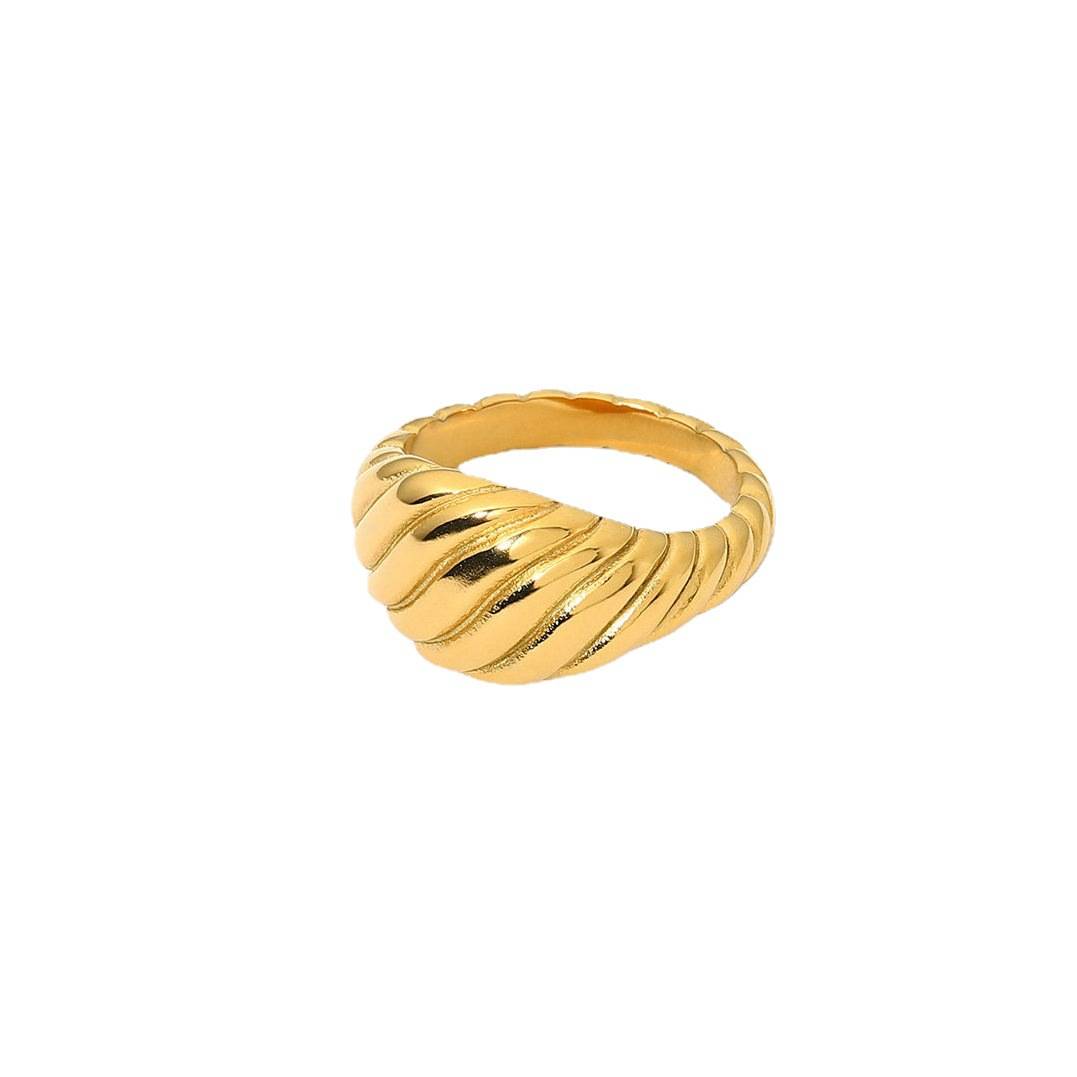 欧美INS网红款牛角包不锈钢戒指女式18K镀金牛角包扭蛋式钛钢戒指