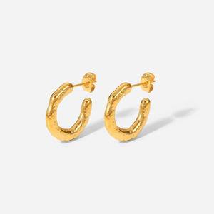 High Quality Trendy Fashion Statement Hoop Earrings 18K Gold Plated Stainless Steel CC Shaped Huggie Earrings Jewelry For Women