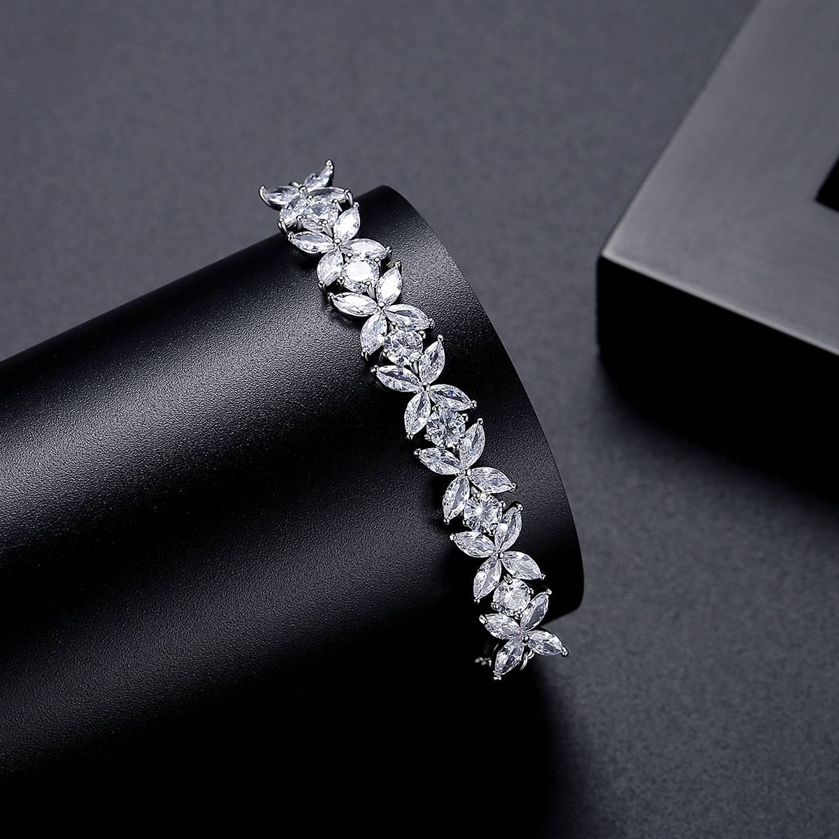 Luxury Sparkling Girls CZ Flower Bracelet Exquisite Ladies Shiny Cubic Zircon Hand Chains Women Wedding Engagement Party Jewelry