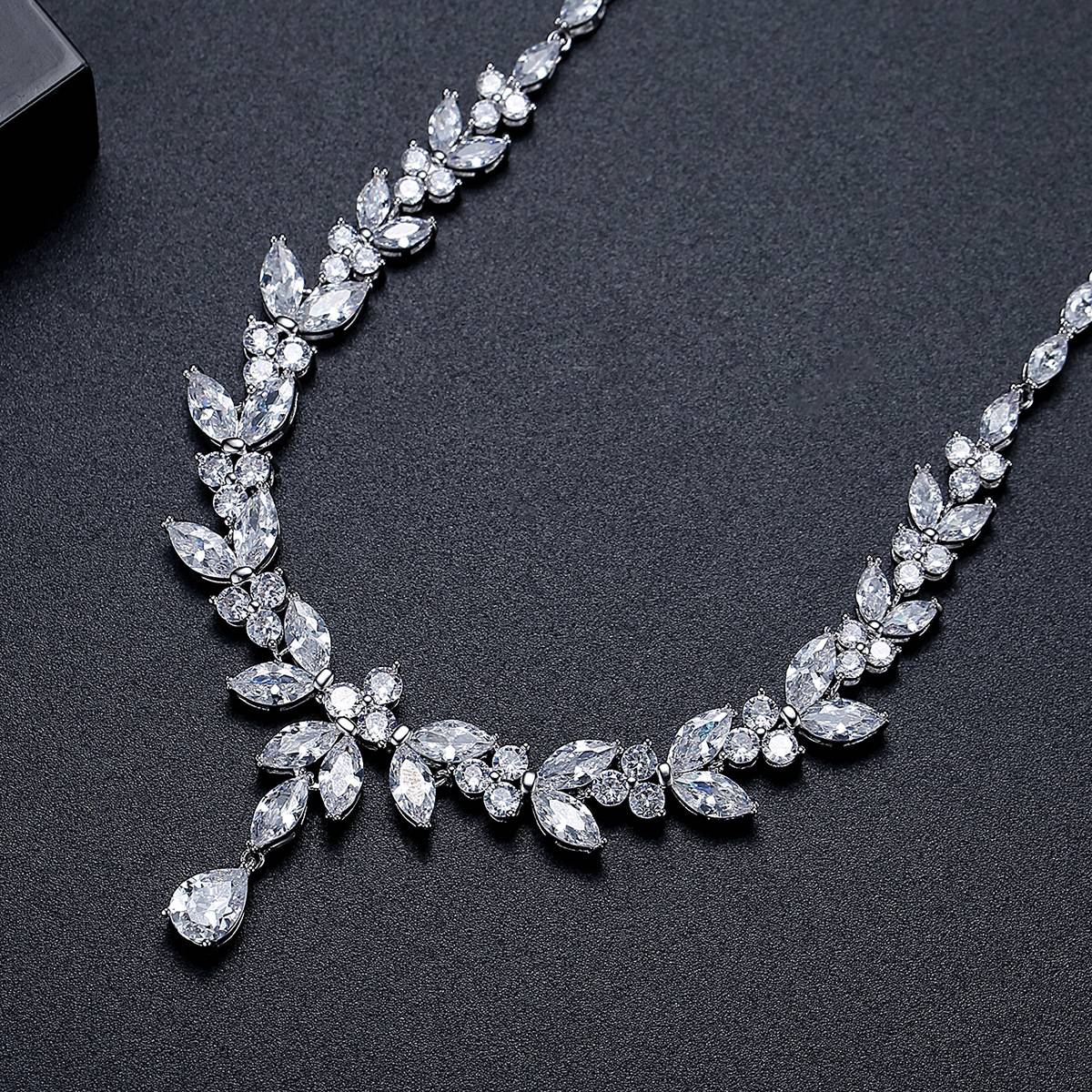 Luxury Elegant Ladies Droplet Charm Necklace Trend Girls Shining Flower Leaf CZ Chains High Quality Woman Bridal Wedding Jewelry