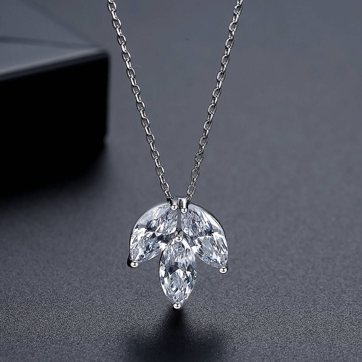Luxury Elegant Ladies Leaf Charm Necklace Classic Girl Shining Clear Cubic Zircon Pendant Necklaces Women Bridal Wedding Jewelry