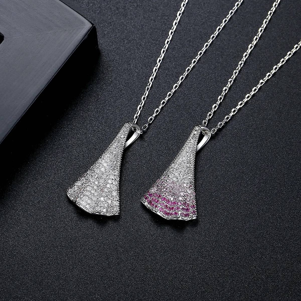 New Luxury Ladies Elegant Unique Gradient Design Pendant Necklace Trend Girls Shining Cubic Zircon Charm Necklaces Women Jewelry
