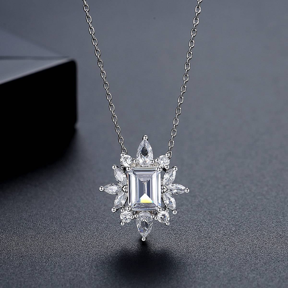 New Luxury Fashion Ladies Elegant Square Flower Design Pendant Necklace Shining Clear Zircon Charm Chain Necklaces Women Jewelry