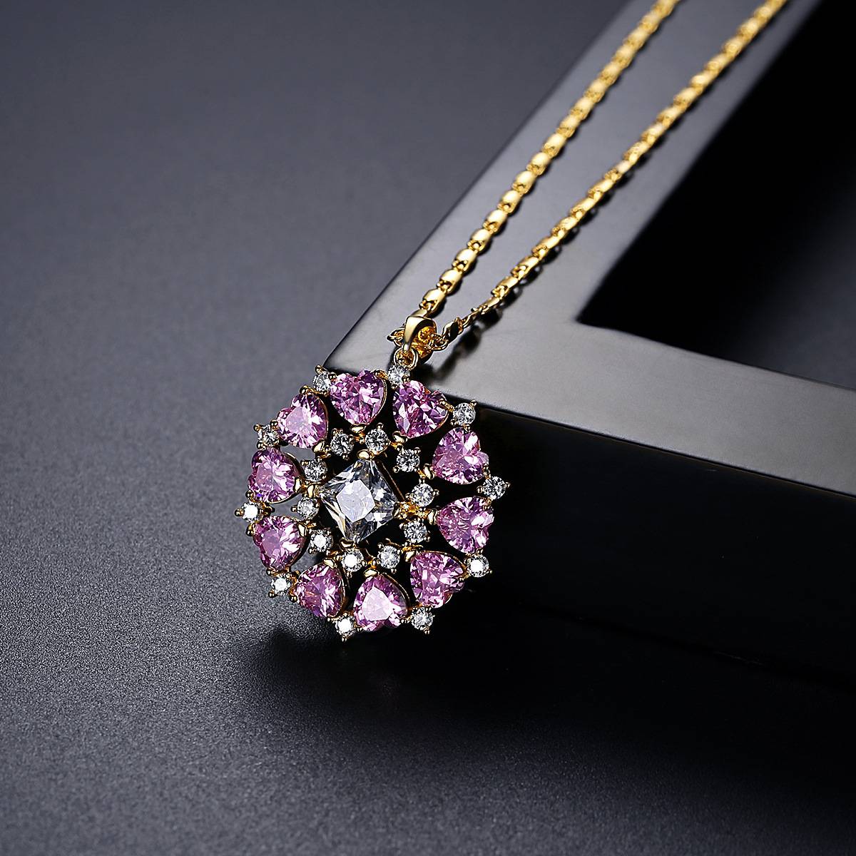 New Luxury Ladies Elegant Hollow Flower Design Pendant Necklace Fashion Shining Heart Zircon Charm Chain Necklaces Women Jewelry
