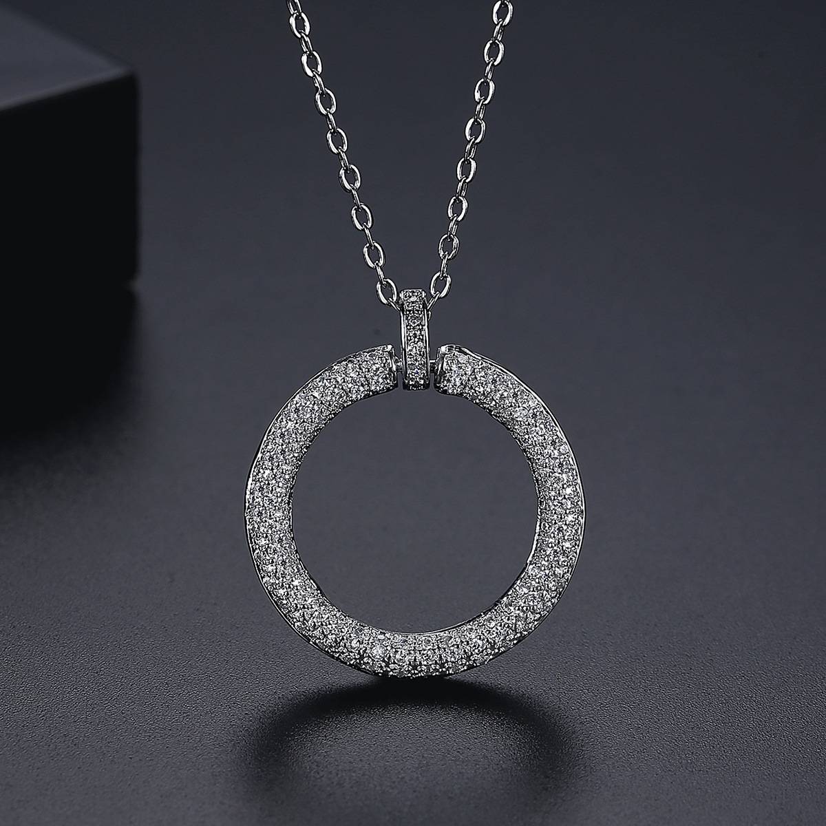 New Luxury Simple Ladies Elegant Chain Necklace Girls Shining Round Cubic Zircon Circle Charm Necklace Woman Bridal Neck Jewelry
