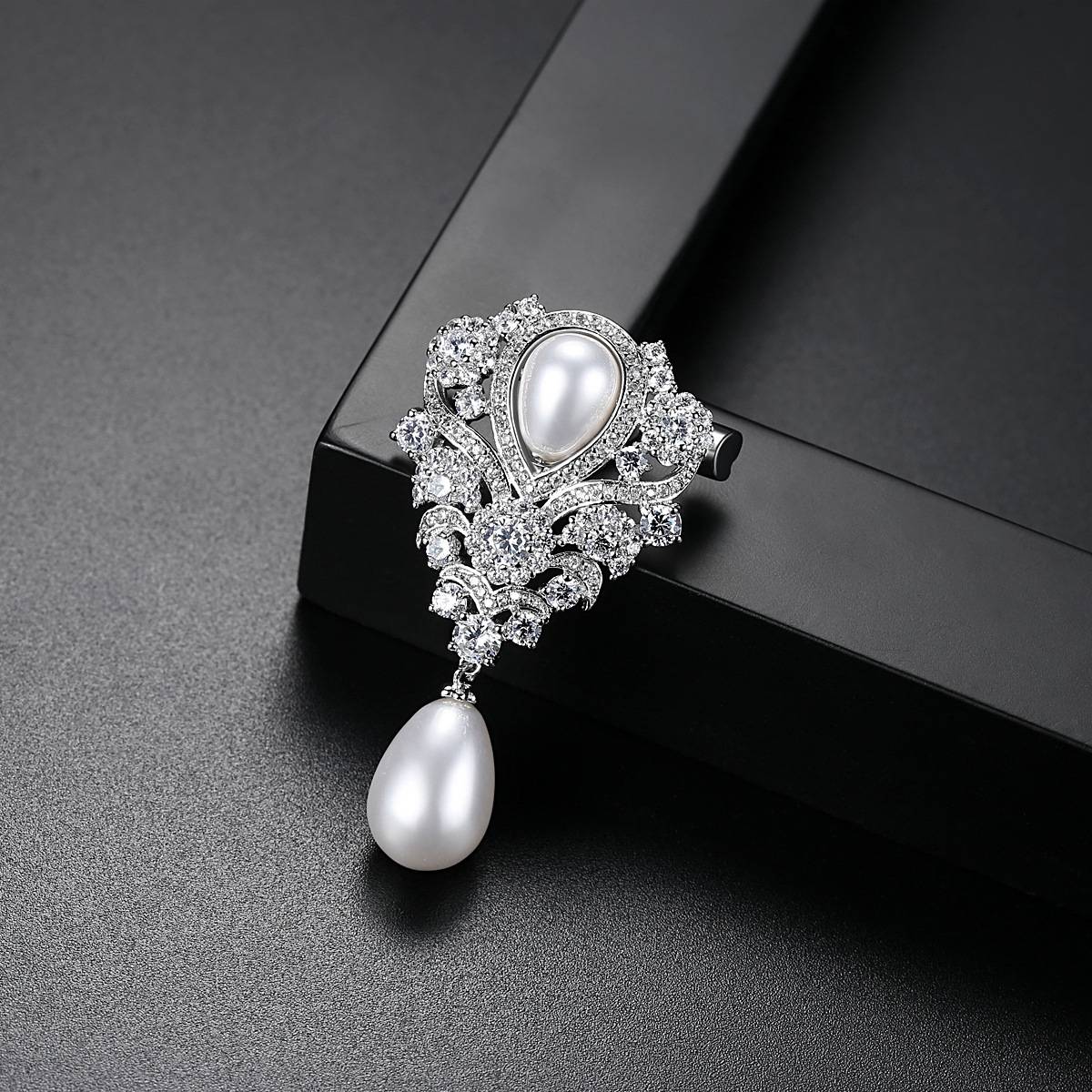 New Luxury Exquisite Retro Design Breastpins Women Luxurious Elegant Pearl Lapel Pins Fashion Ladies Bling Zircon Brooch Jewelry