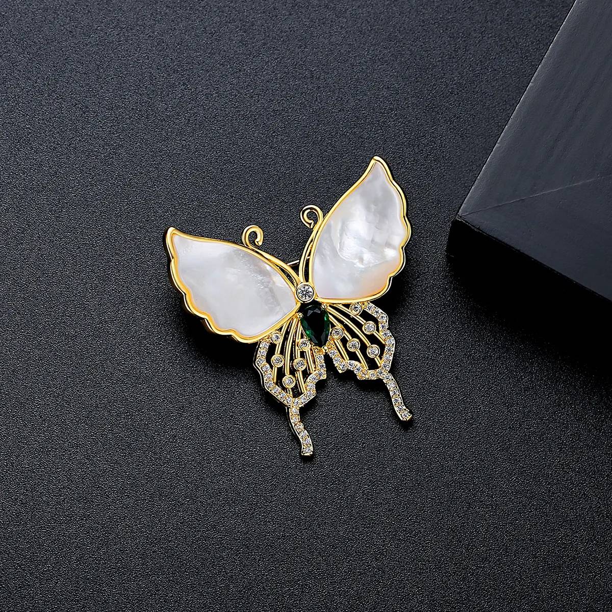Luxury Exquisite Shell Butterfly Design Breastpins Women Luxurious Elegant Lapel Pins Fashion Ladies Bling Zircon Brooch Jewelry