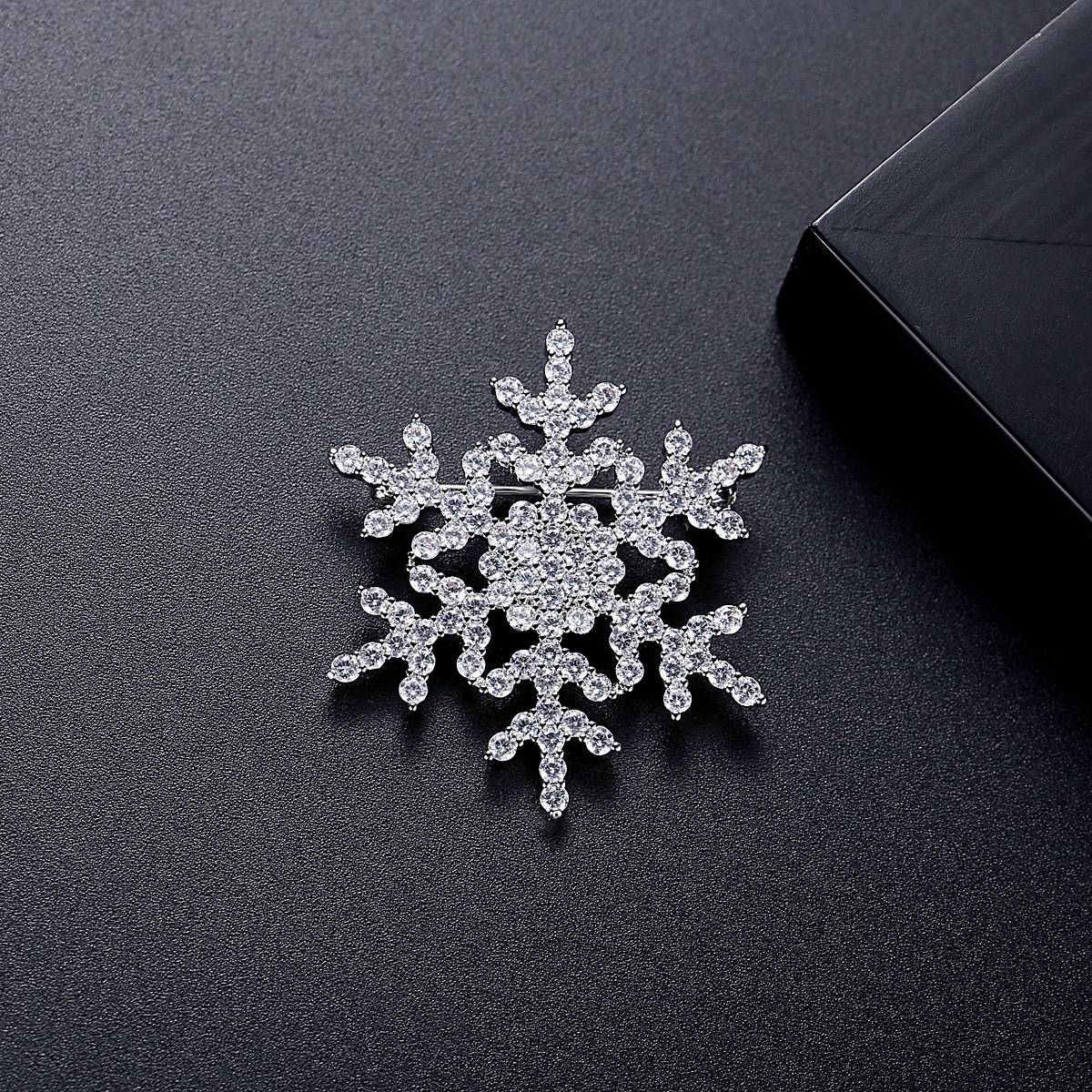 New Luxury Exquisite Cute Bridal Breastpin Wedding Clothes Jewelry Woman Fashion Trendy Zircon Snowflake Design Lapel Pin Brooch