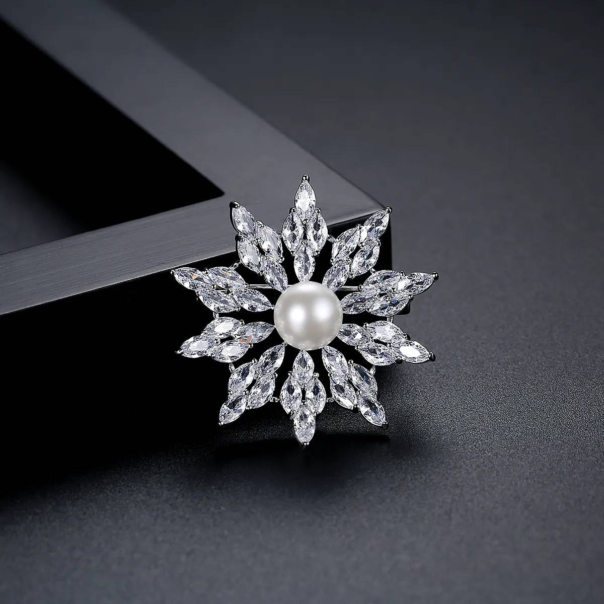 New Luxury Exquisite Cute Bridal Pearl  Breastpin Wedding Clothes Jewelry Woman Fashion Trendy Snowflake Design Lapel Pin Brooch