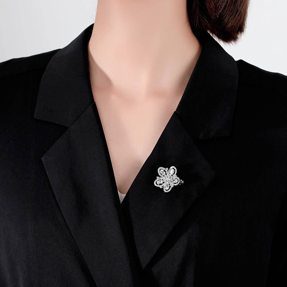 Luxury Exquisite Petal Bridal Breastpin Wedding Clothes Jewelry Women Fashion Bling Noble Zircon Flower Design Lapel Pins Brooch
