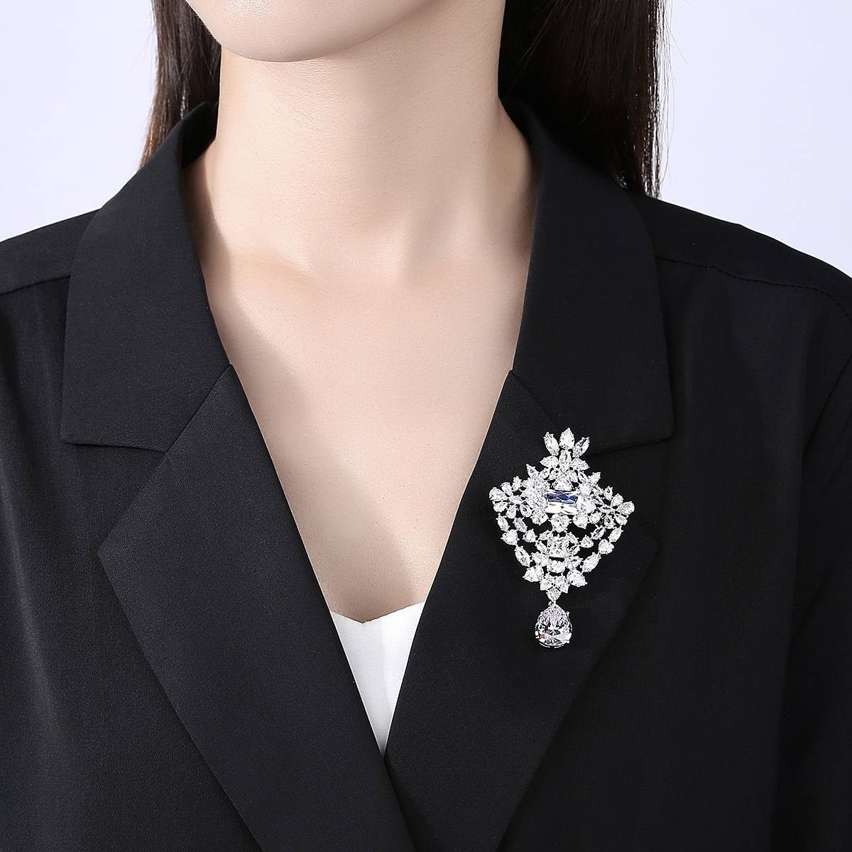 Luxury Exquisite Retro Flower Shield Design Breastpin Women Elegant Vintage Lapel Pins Fashion Ladies Drop Zircon Brooch Jewelry